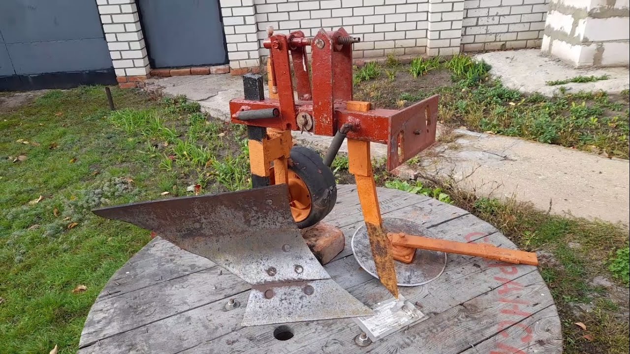 Устанавливаю черенковый нож на самодельный плуг