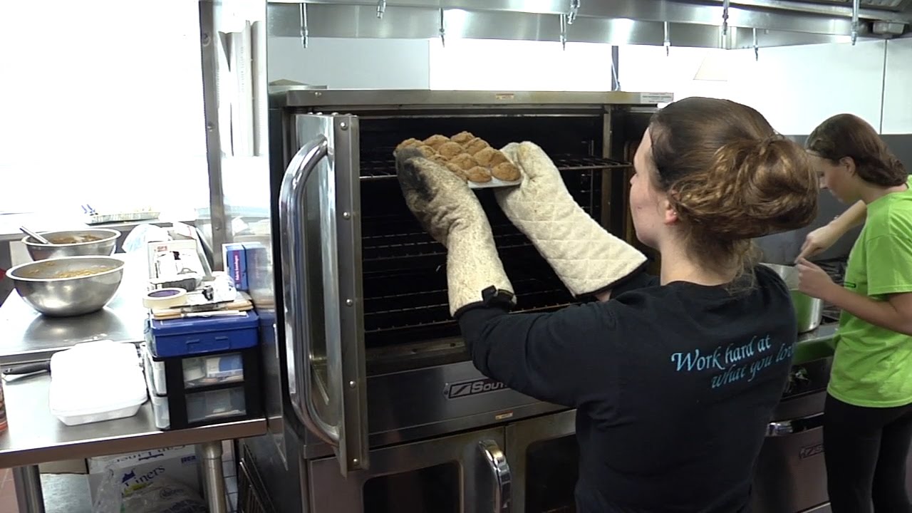 UK's Campus Kitchen Uses Un-used Food to Nurture Lexington's Hungry (2014 video)
