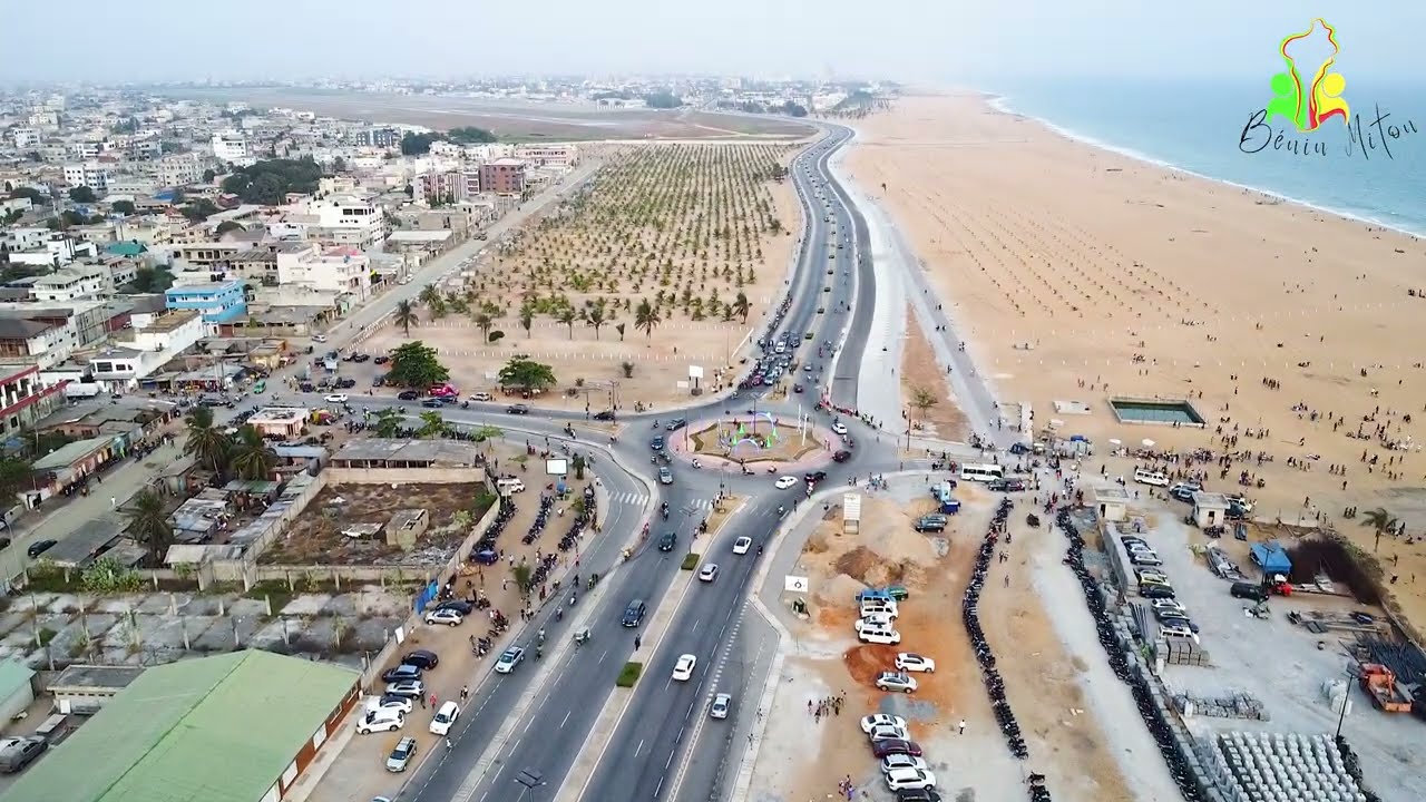 Vue aérienne de la route des pêches zone de Fidjrossè plage
