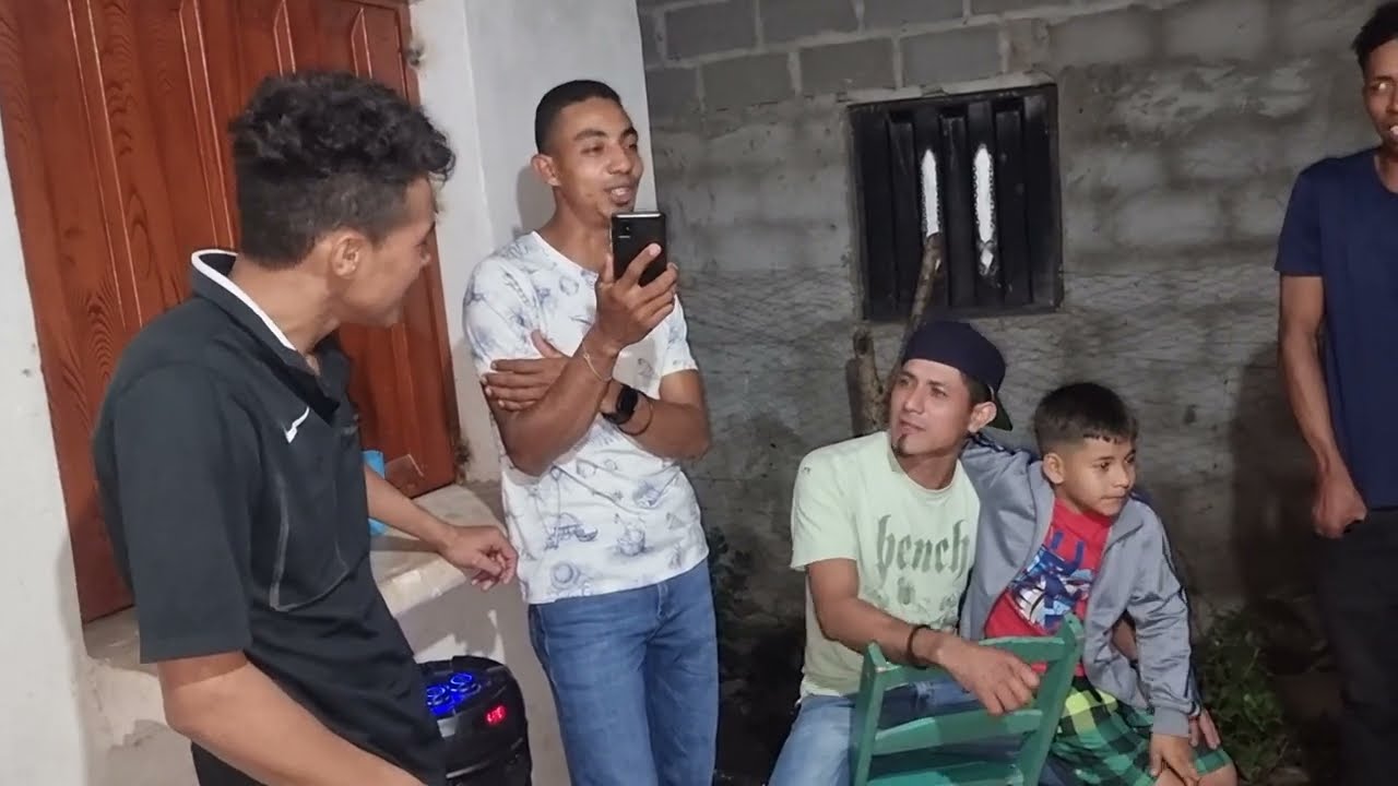 Ya Bailamos Ahora Toca Cantar, Y Todos Al Mismo Tiempo Cantando La Misma Cancion