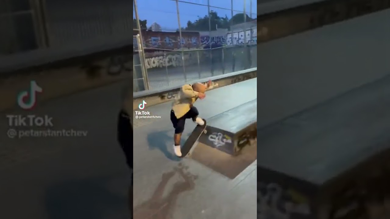 Dwarf skateboard 🛹 on Vegas Blvd!! 