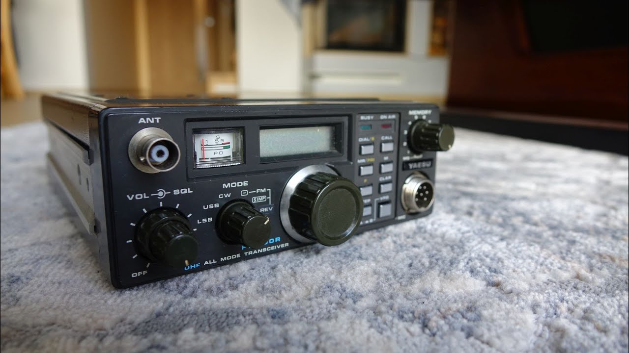 Kilka sł&oacute;w nt. Yaesu FT-790R - TRXa na pasmo 70cm z lat 80tych XX wieku.