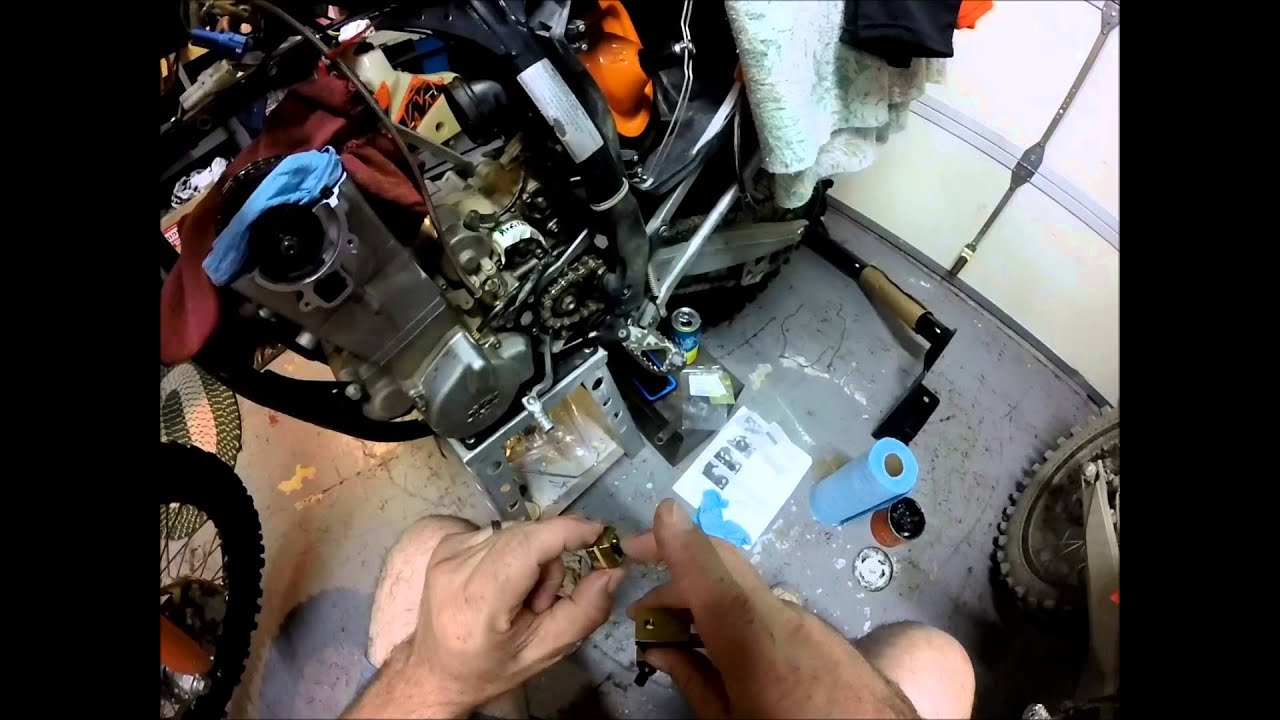 KTM RFS timing chain tool, pressing the timing chain link