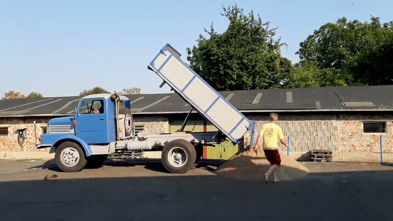 S4000 lädt eine Fuhre Sand ab.