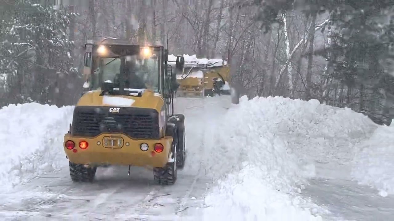 Cat 906m plowing snow with Metal Pless