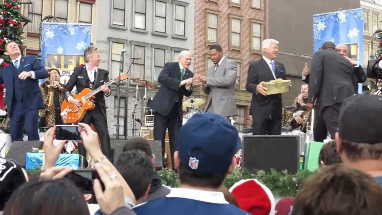 Brian Setzer plays Rock This Town with NFL Dancers.
