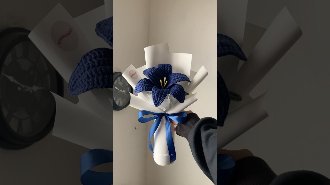 single lily bouquet in the making 🫐💙 #crochet #crochetflower #minibouquet