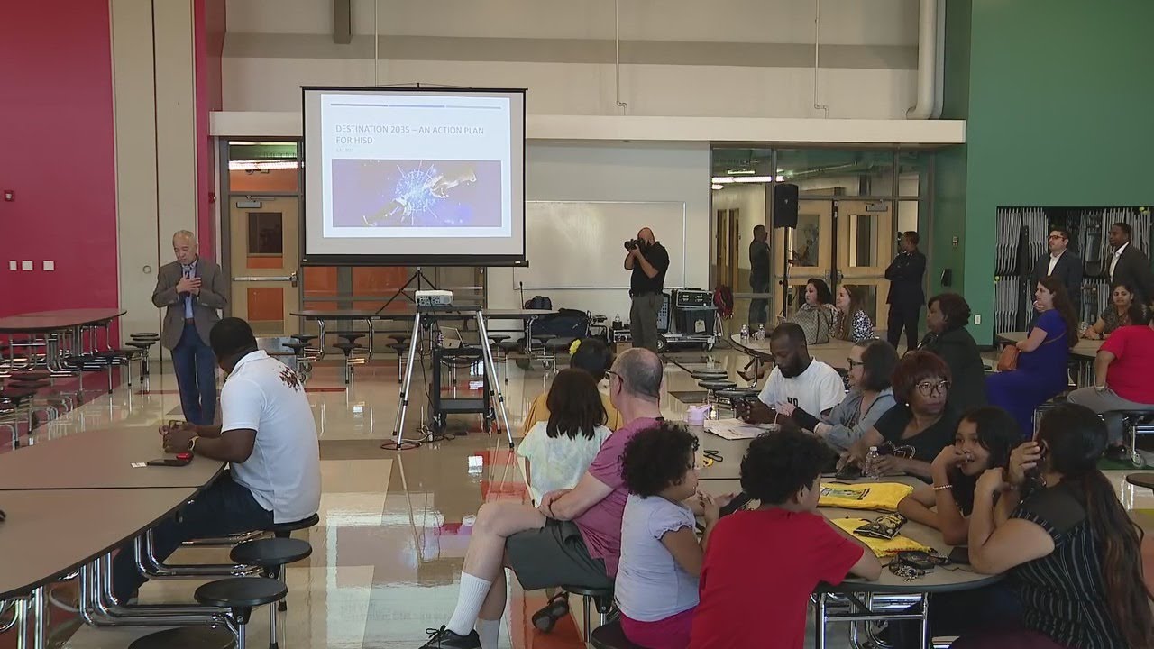 Houston ISD Superintendent hosts community meeting