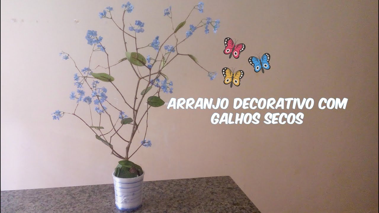 Arranjo decorativo com galhos secos.