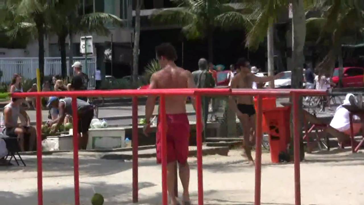 MATTHEW McCONAUGHEY NA PRAIA DE IPANEMA