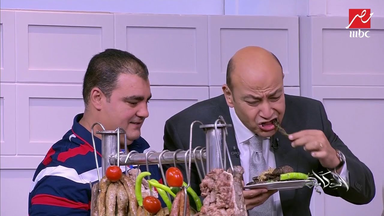 عمرو اديب يستمتع بحلويات 