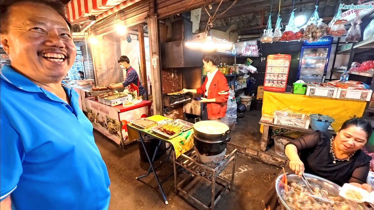 Having dinner with a Lao Canadian at Thatluang night market in Vientiane, Laos 
