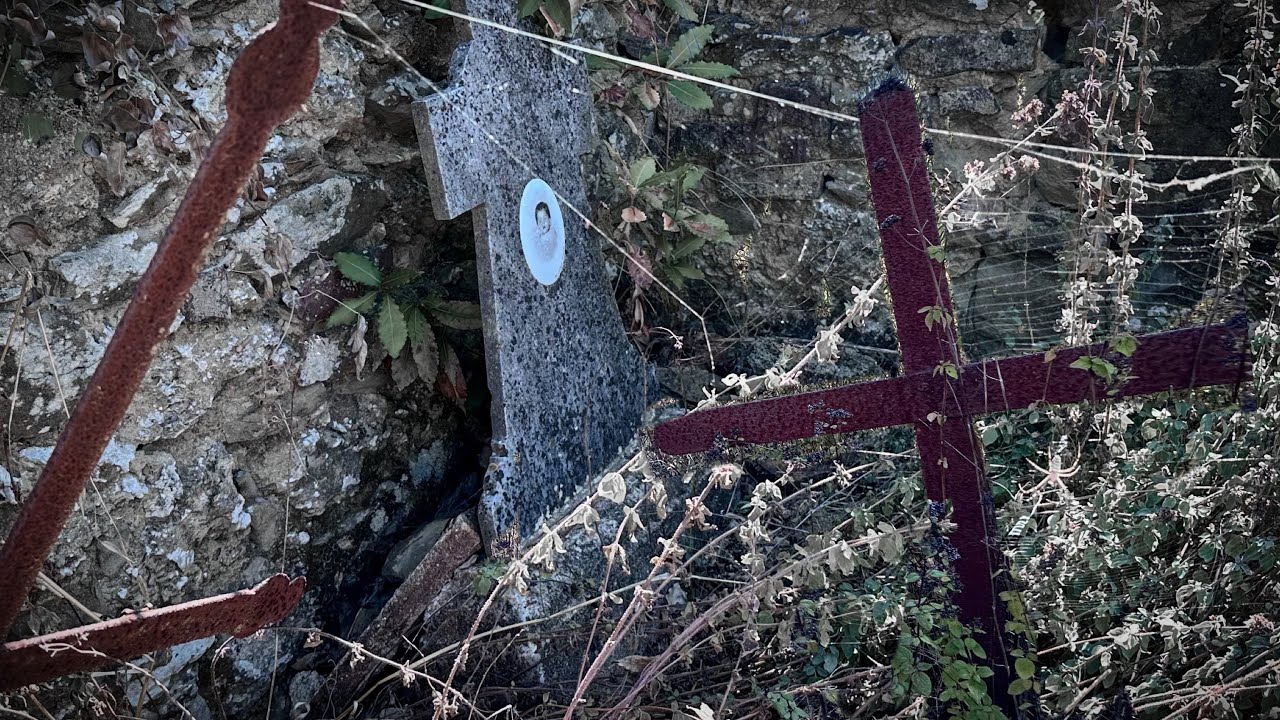 SCOPERTA UNA TOMBA DI UN NEONATO IN UN CIMITERO ABBANDONATO DA PIU' DI 50 ANNI!