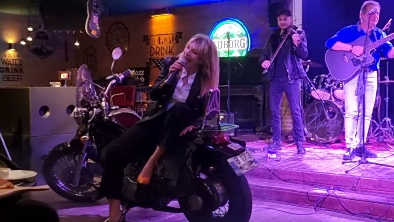 Roxana . ZANGA . LIVE  - CE FRUMOS 2022 @bucharest The Pub