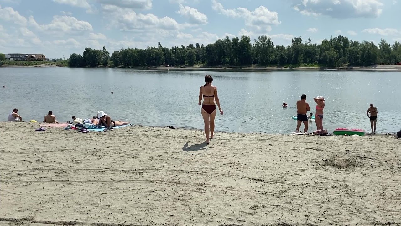 По дороге на пляж. Отвела душу в плавании.