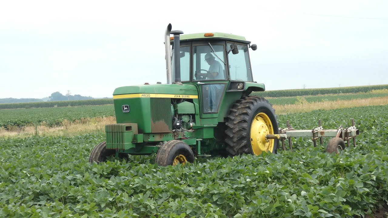 Straight piped John Deere 4630 hilling soybeans in the rain
