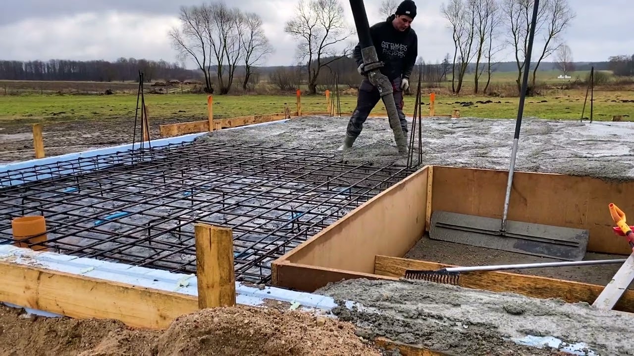 Dom w malinówkach - Płyta fundamentowa - dzień 4 i 5 - folia, zbrojenie, betonowanie i zacieranie