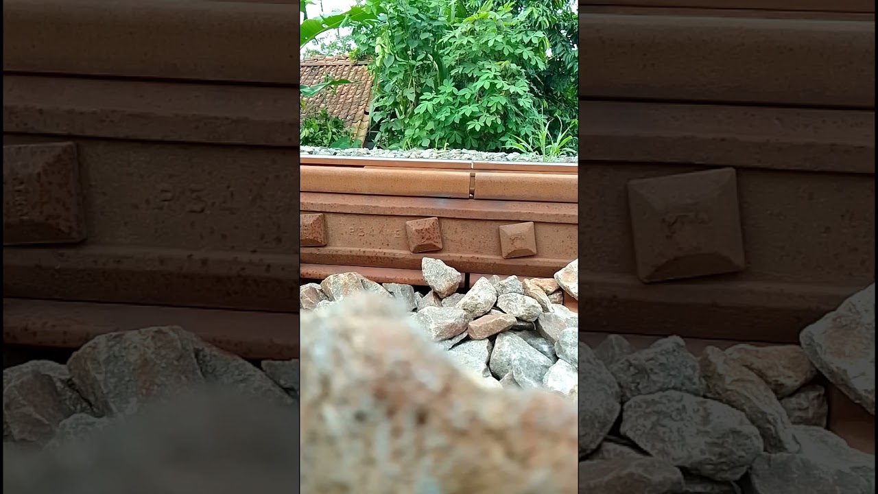 sambungan rel kereta api ketika dilewat kereta api Pasundan #short