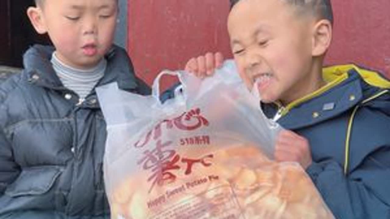 陈思棋，你不要想太多，有事让大人去操心，我们小孩就负责吃好睡好就OK啦……#张书睿 #金康 #陈思棋
