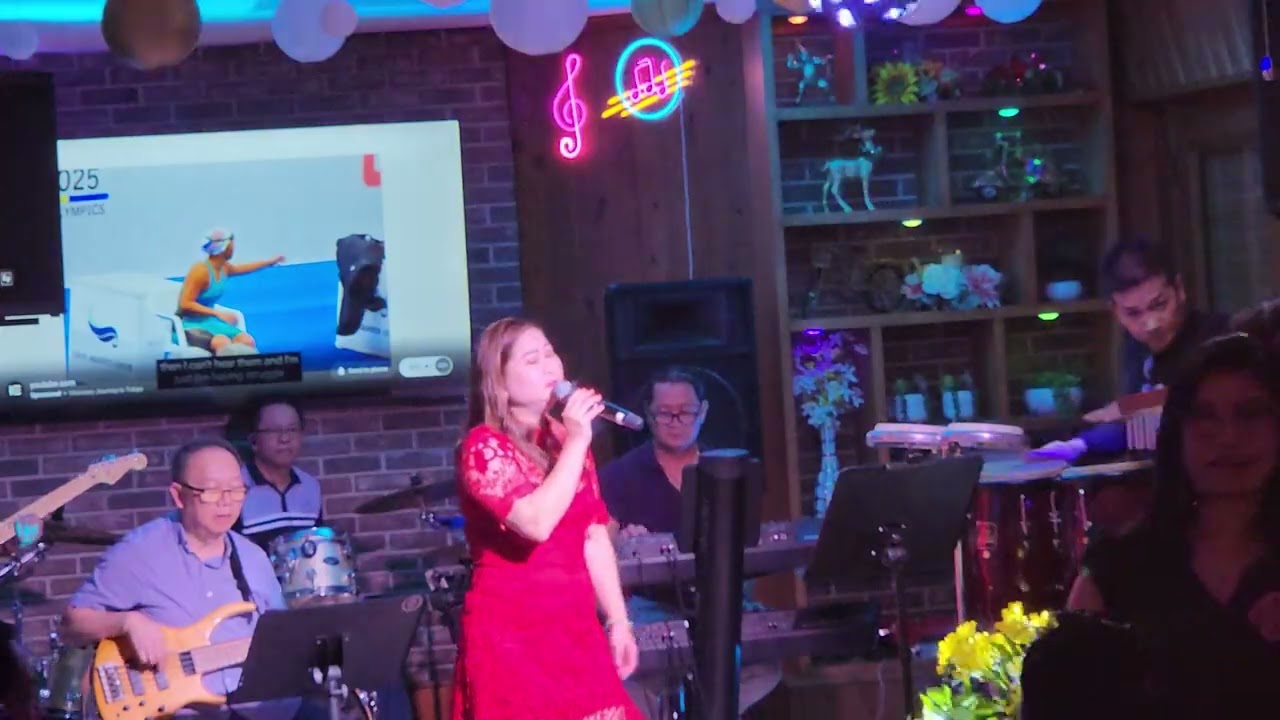 Vòng Tay Người Ấy do Hoàng Thy trình bày