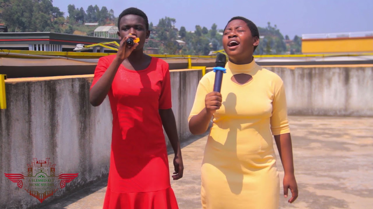 twabonye izindi mpano ababana baranejeje bati Ibyo unyuramo Yasezeranye (cover by Remembe&Jeanviere)
