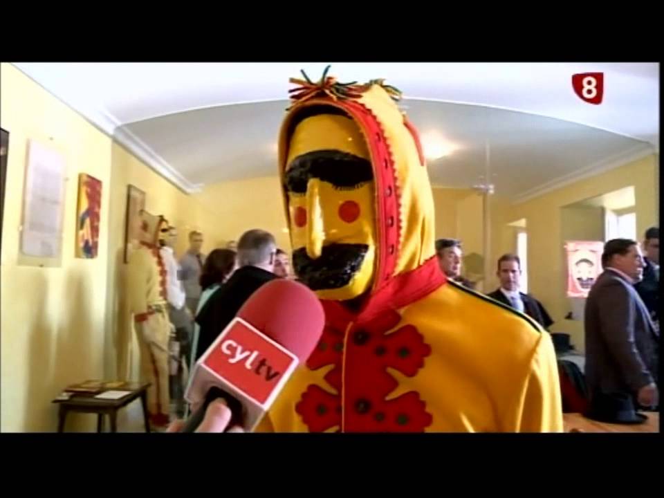 El colacho espanta al maligno de los recién nacidos en Castrillo de Murcia
