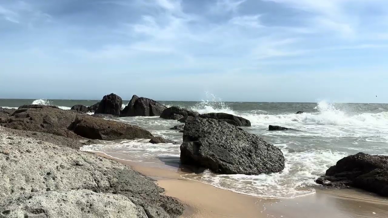 Опасное бушующее море.