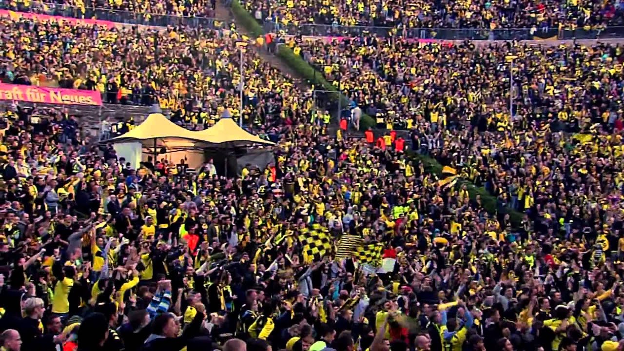 Torjubel BVB Fans beim DFB Pokalfinale 2012 an der Waldbühne Berlin Borussia Dortmund FC Bayern