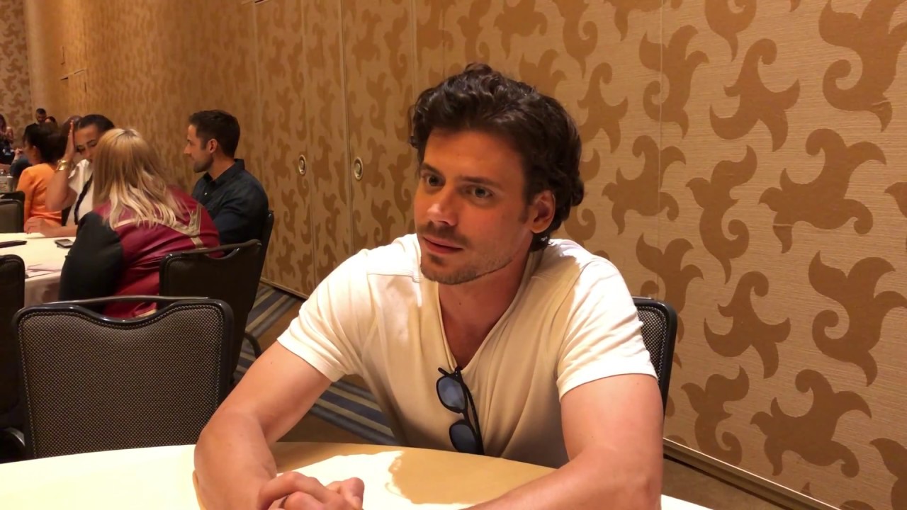 Francois Arnaud (Manfred Bernardo) talks NBC's Midnight, Texas @ SDCC '18