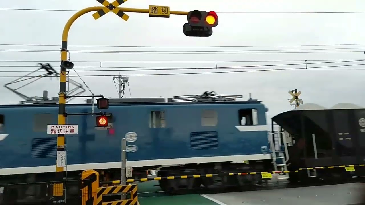 秩父鉄道　ふかや花園駅のオーバーハング踏切