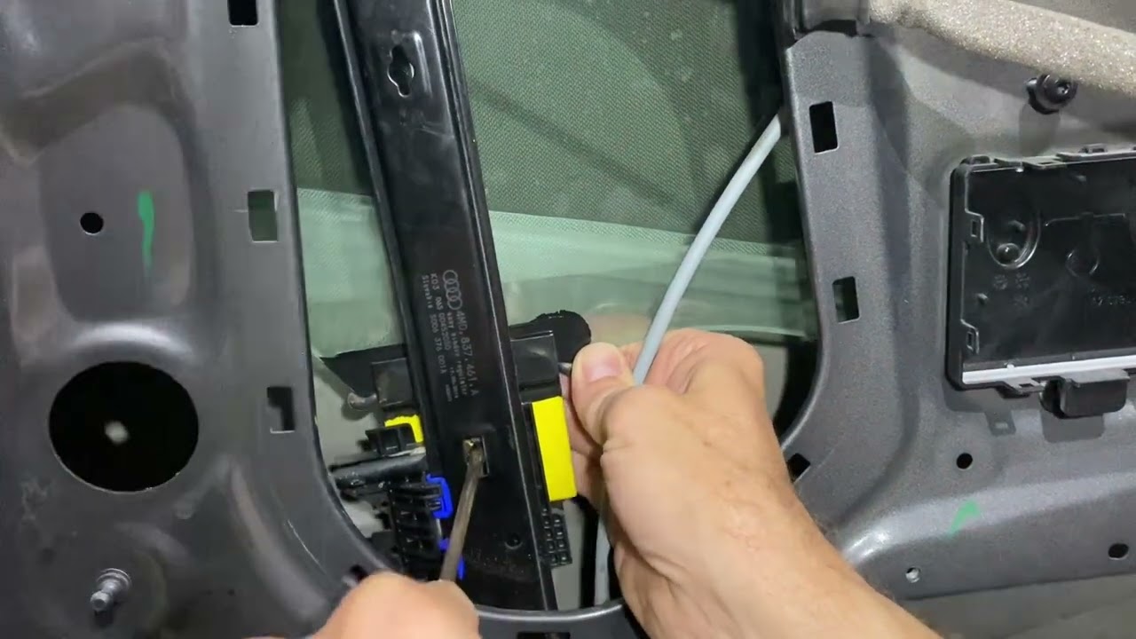 Audi Q7 4M window glass removal