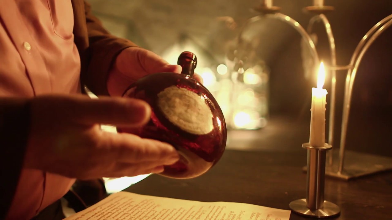 Weingutdirektor Robert Haller berichtet &uuml;ber einen kostbaren Bocksbeutel. WDS dolmetscht f&uuml;r ARTE.