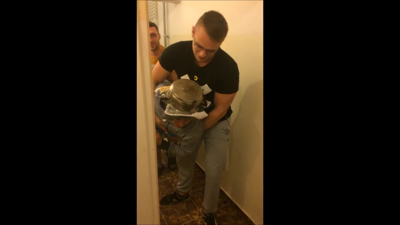 Wlot taranem do pokoju / Entry with battering ram into the room