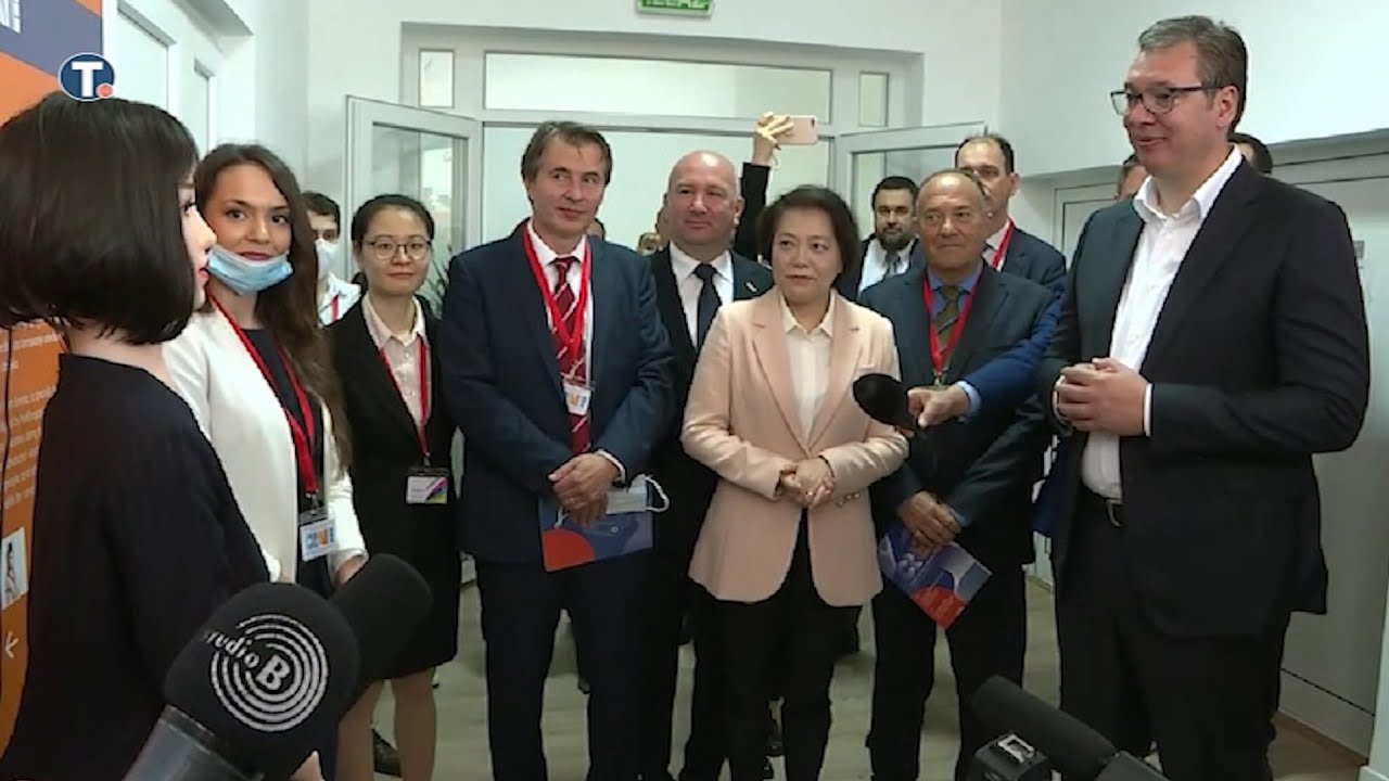 Razgovor Vučića sa robotom Emom