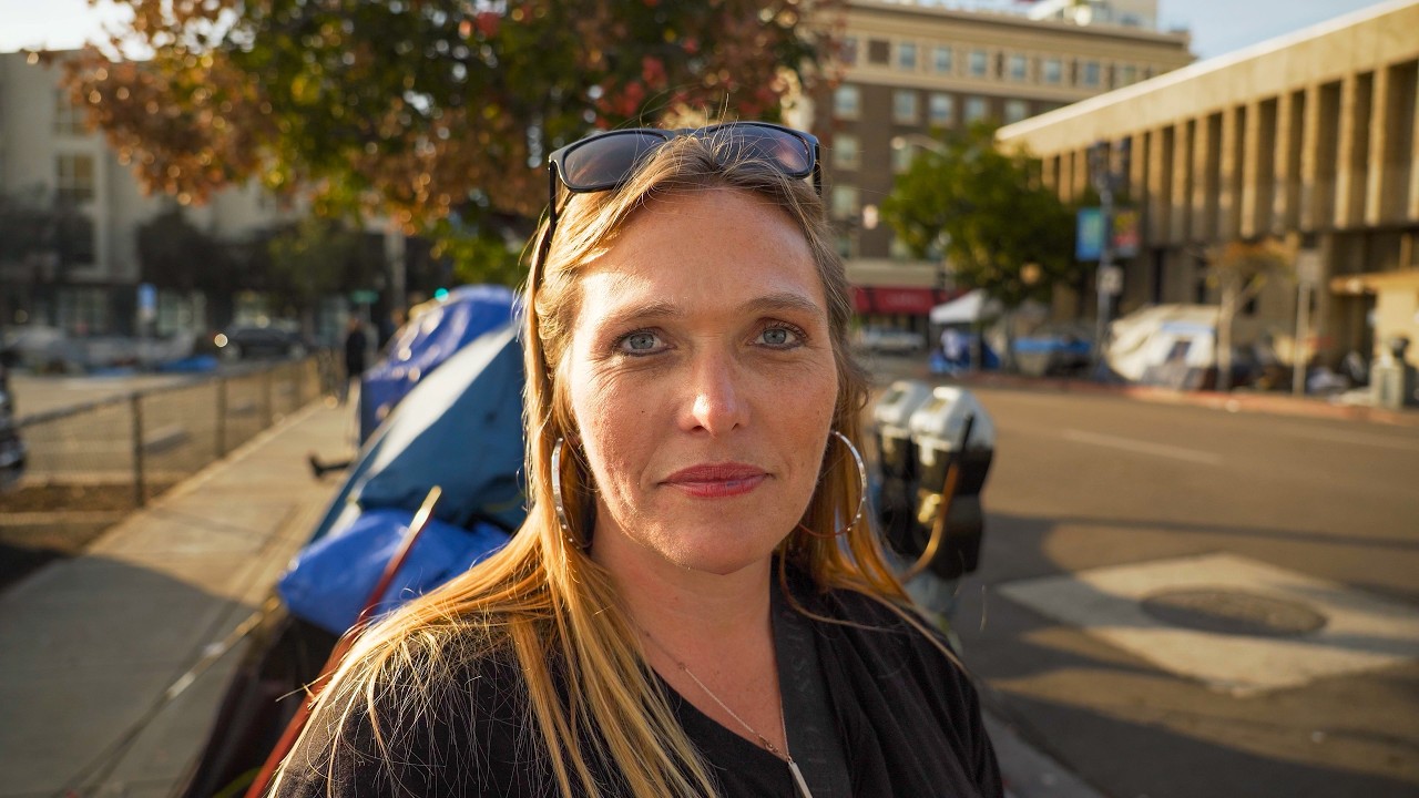 У неё была карьера&hellip; Теперь она бездомная вместе со своим сыном.