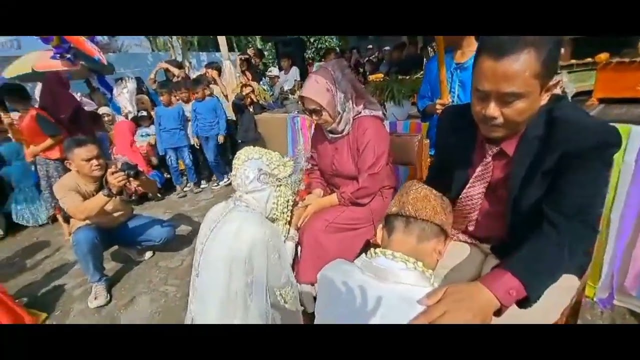 Prosesi Upacara Adat SDN 3 Sukamaju