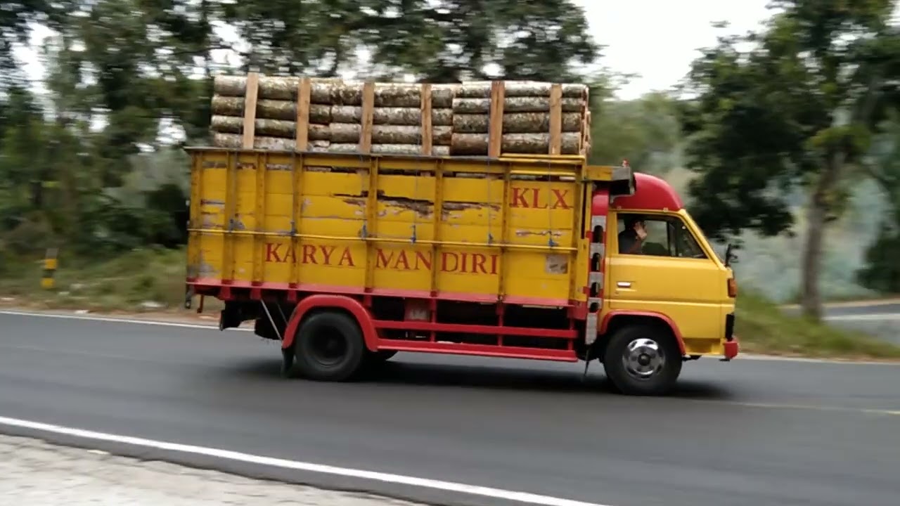 Truck tebu gandeng merambat truck tebu engkel bersaing gas pool ditikungan lahor