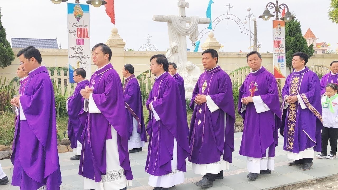 Đón Đoàn Lễ Nghi Vào Dâng Thánh Lễ Đồng Tế Tại Nhà Thờ Đền Thánh Phú An Giáo Phận Bùi Chu 