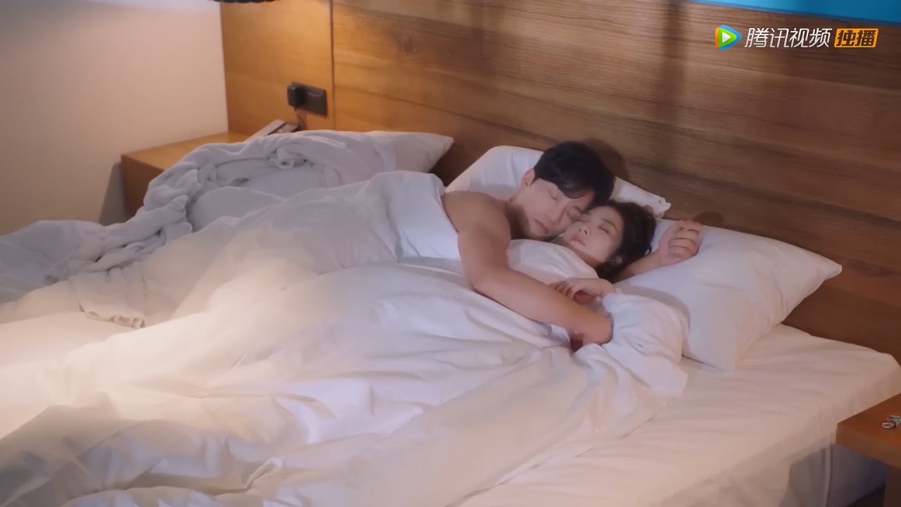 У них первый секс, они слишком устали, чтобы встать с постели