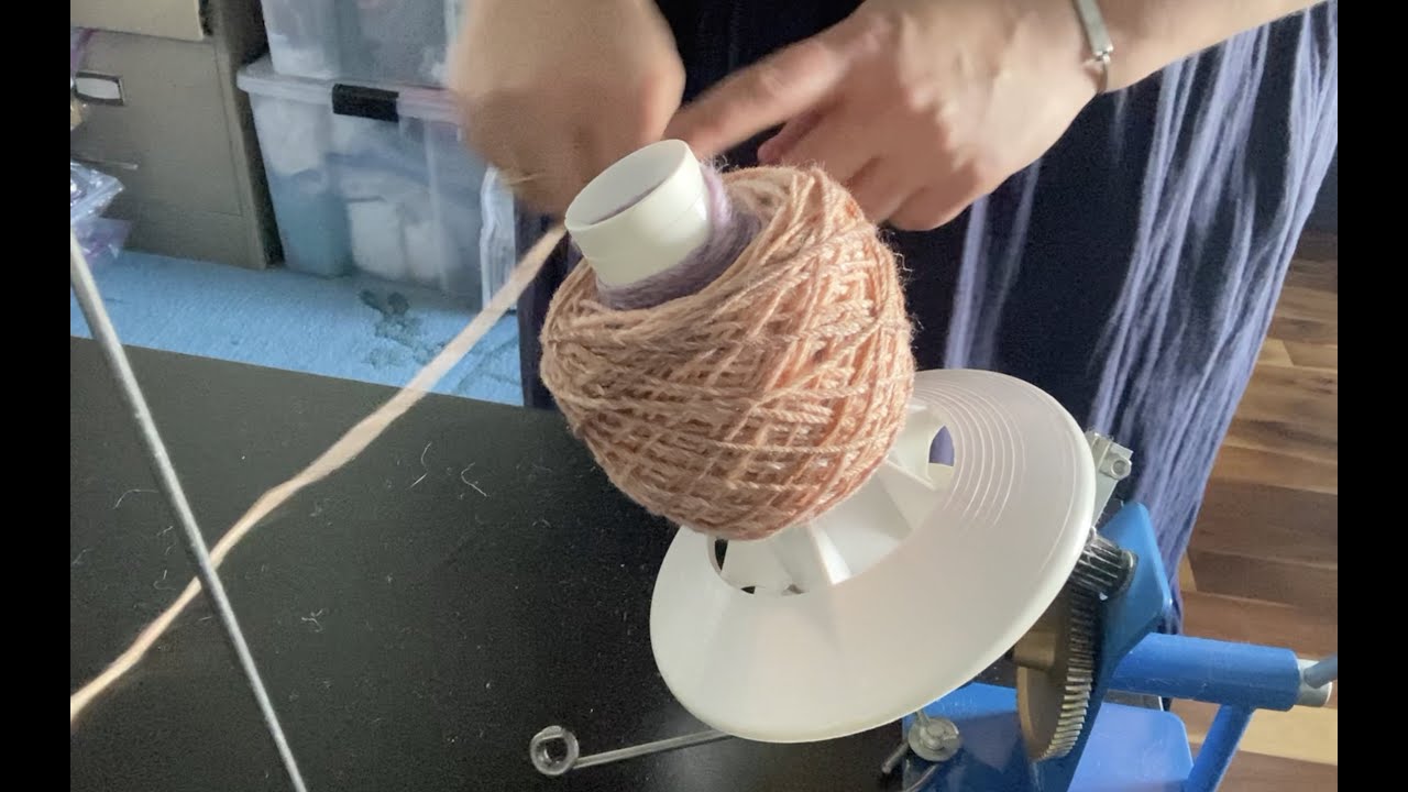 2 ways to Wind your Skein of Yarn into an Easy to Work with Center Pull Ball
