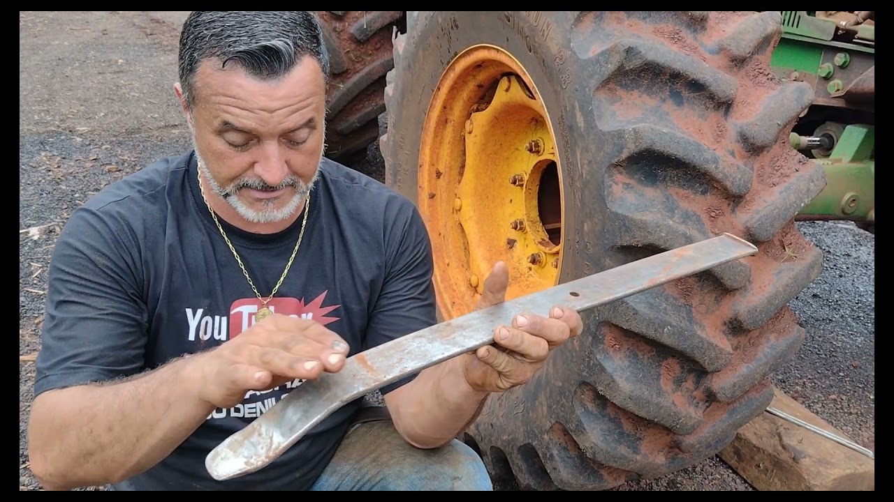MOSTRANDO COMO SE USA AS ESPÁTULAS DE MOLA E DESCOLANDO O PNEU  NA CUNHA