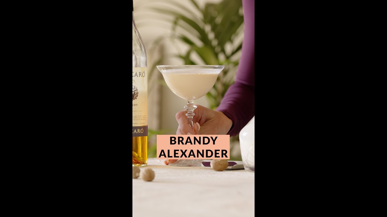 Brandy Alexander cocktail recipe with Cognac, cacao and cream 🥃
