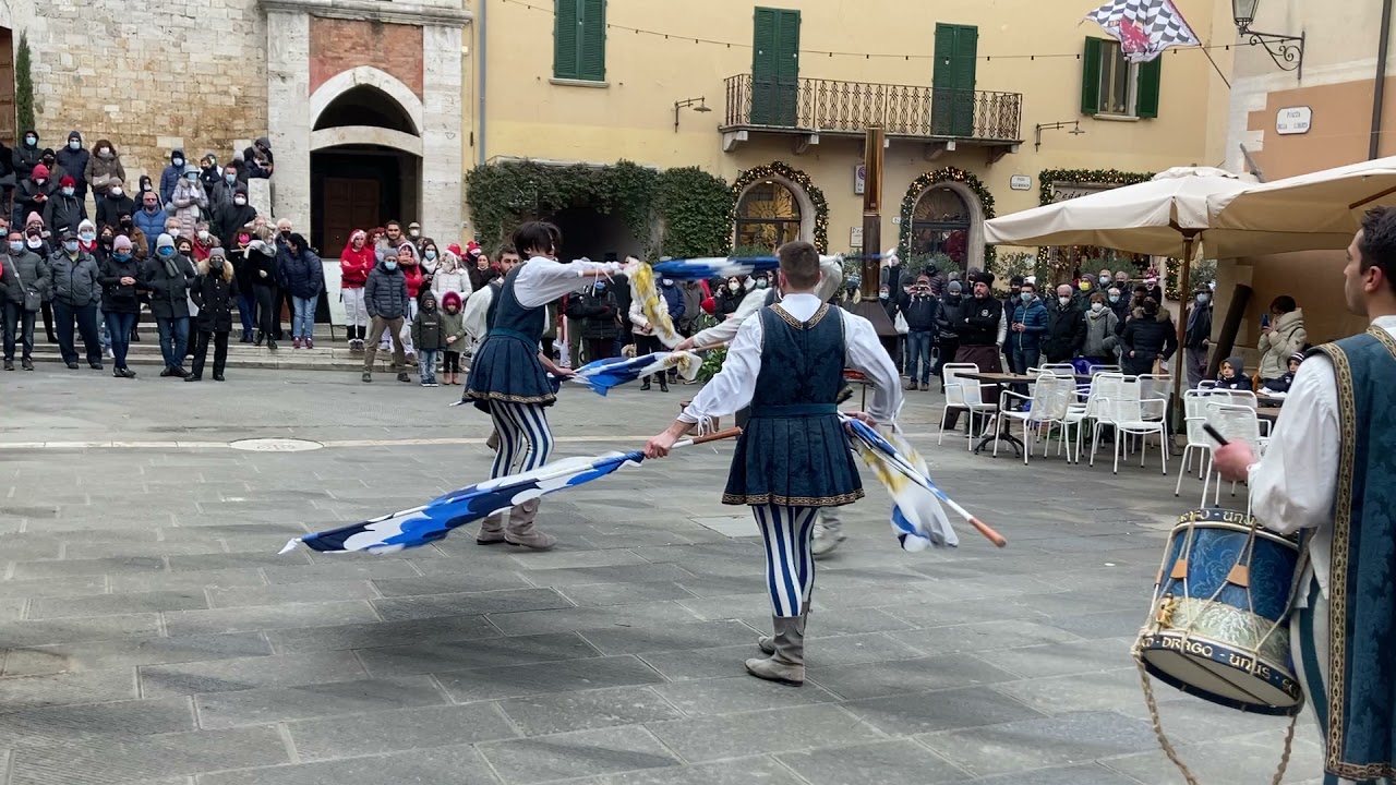 Sbandierata Canneti alla Festa dell'Olio 2021 a San Quirico d'Orcia