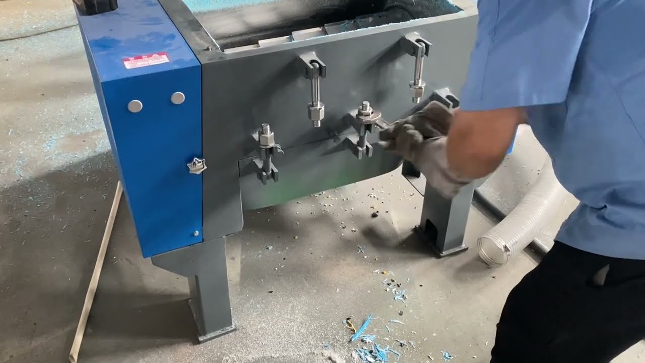 Demonstration of Disassembly of Crusher Screen Mesh