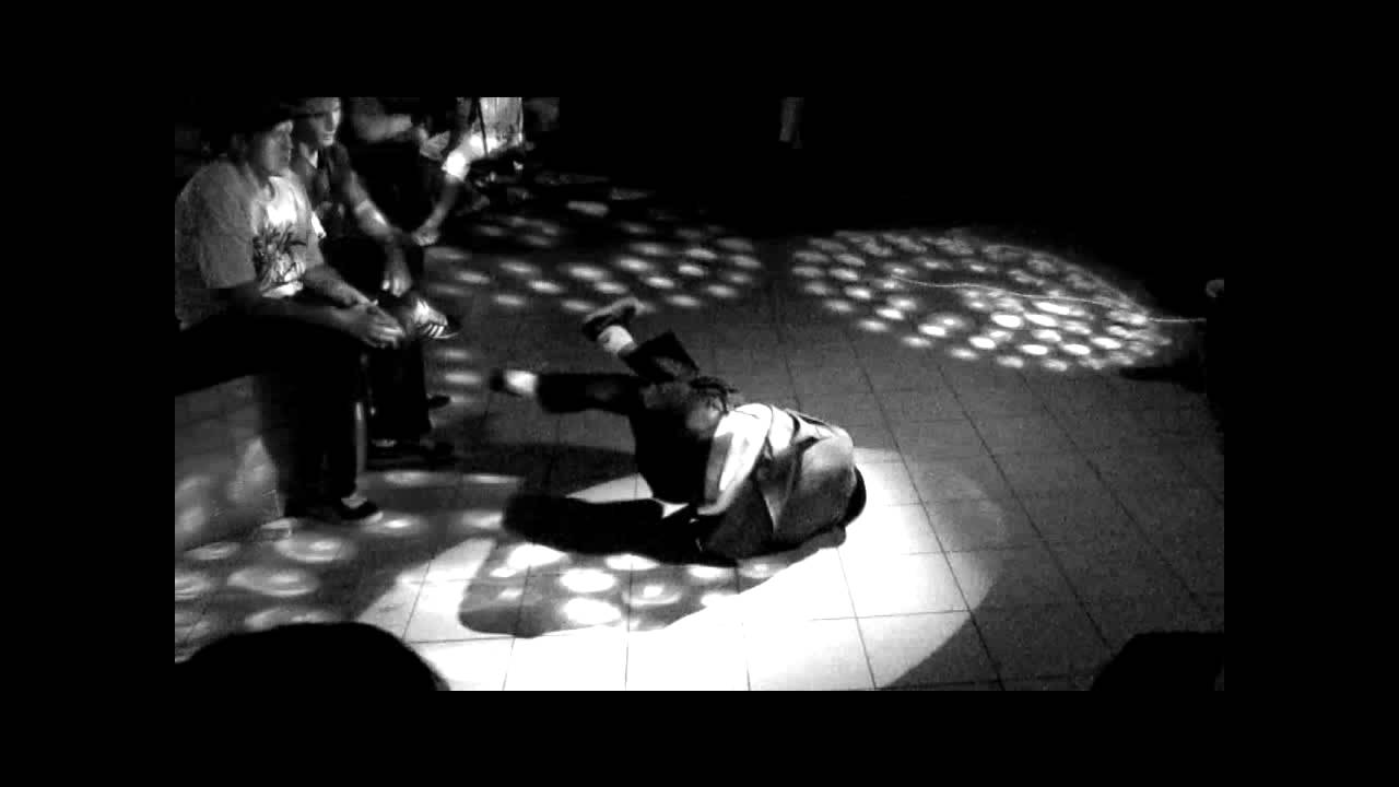 Выступление Breakdance team Music Fors   Кафе Молодёжное 23 06 2012