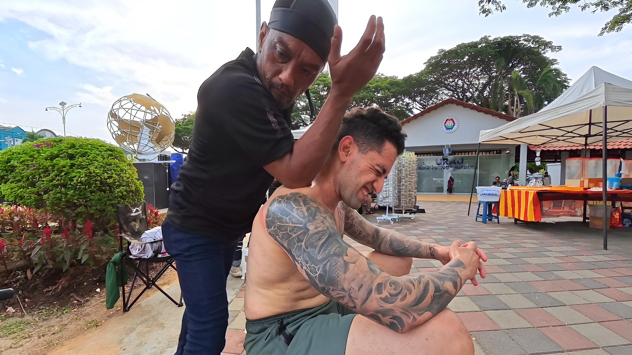 Street Chiropractor Gives BONE CRUSHING Massage (Malacca Malaysia)