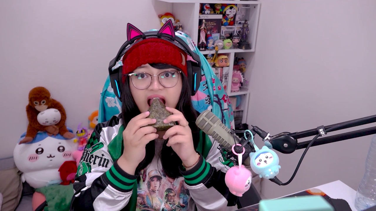 Aku laper! Jadi aku jualan onigiri sambil makan onigiri