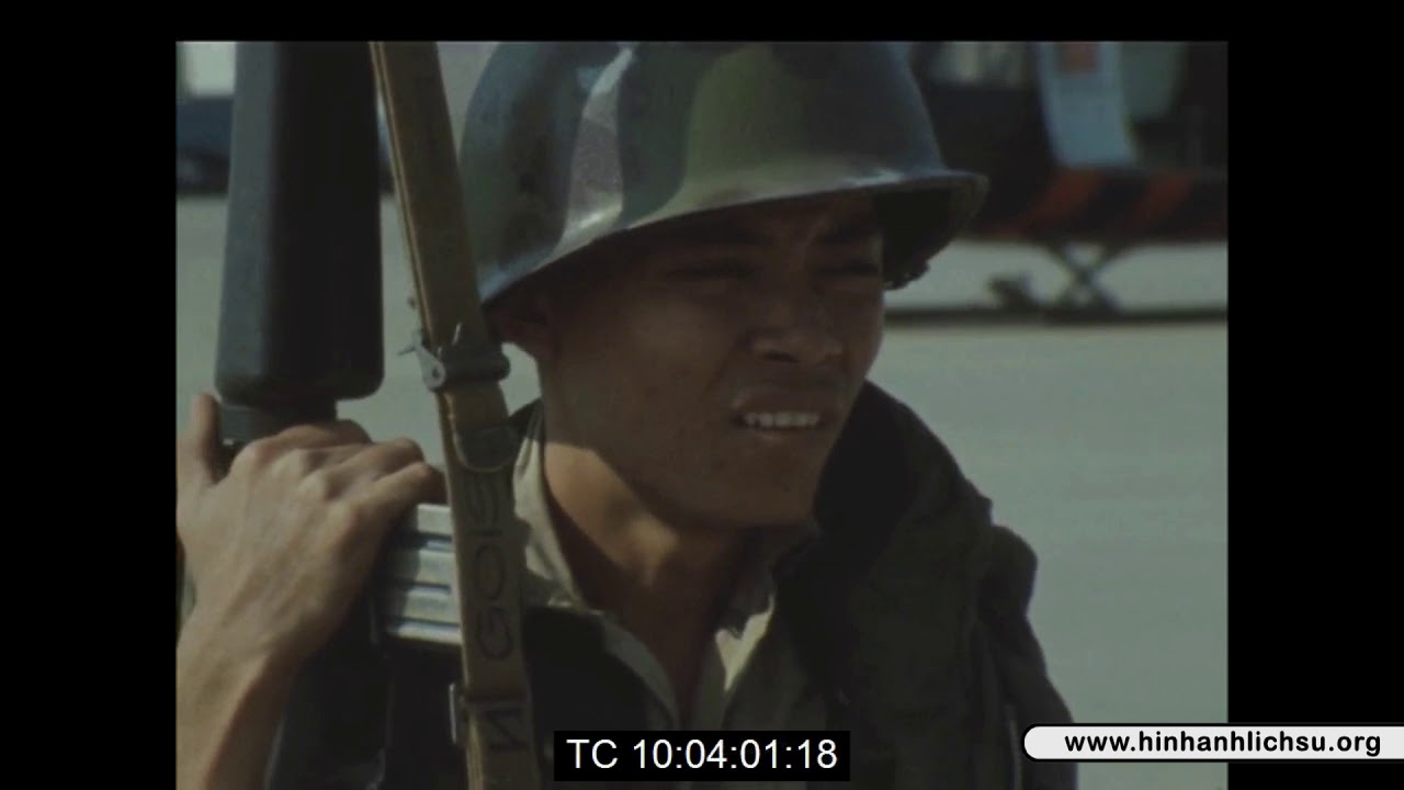 Trao trả tù binh Việt Cộng (MTDTGPMN) tại sân bay Biên Hòa năm 1974