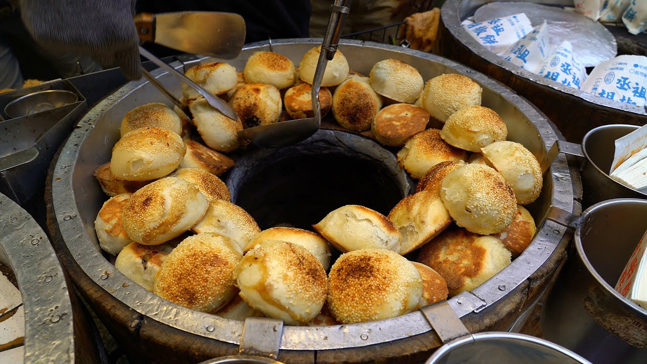 60年胡椒餅老店 還沒開爐全賣完！Taiwan Pepper Bun!│LATTE FOOD