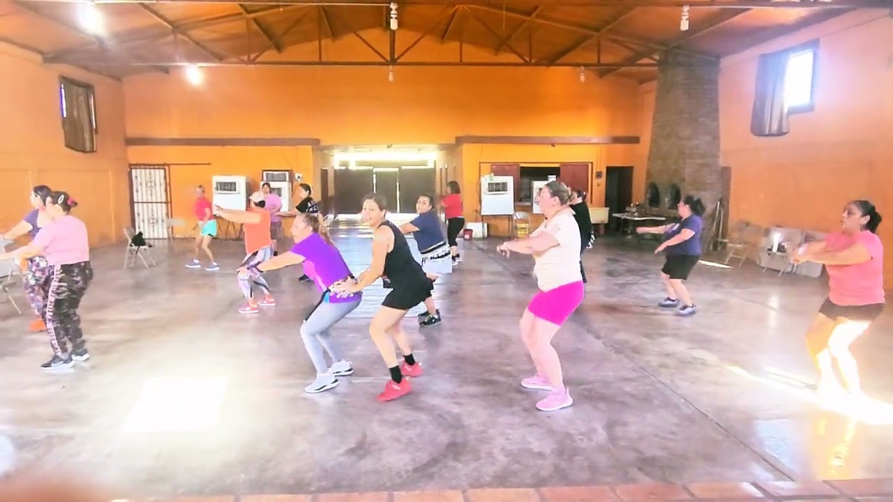 Dale revienta el piso 🔥💃🏻 ft @djyayo Zumba con Erika Muñoz ✨️ 
